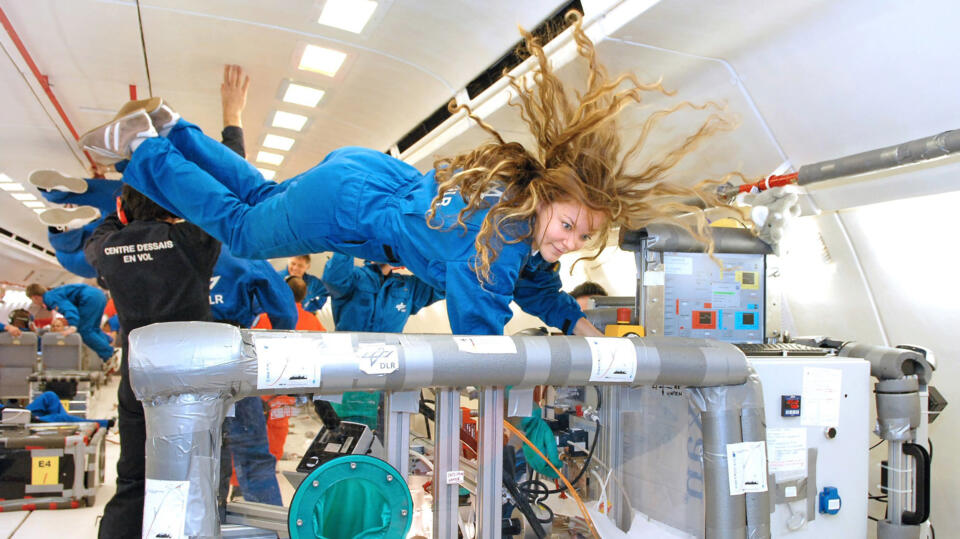 Between weightlessness and reality