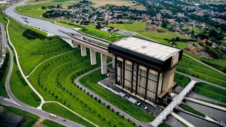 XXL-size lift: the Strépy-Thieu ship elevator of the Belgian Canal du Centre