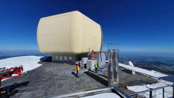 Der Laser wird an der Wetterstation auf dem 2.500 Meter hohen Berg Säntis instal ...