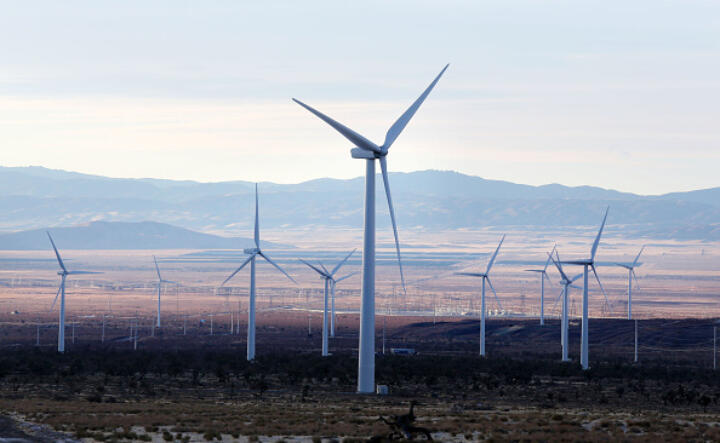 Mojave-Wüste (USA)Für die Reparatur einer Windkraftturbine müssen die Monteure i ...