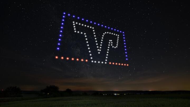 Firmen nutzen Drohnen-Choreografien gerne, um ihr Logo in den Himmel zu projizie ...