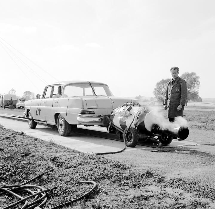 Für Crashtests nutzte Mercedes in den 1960er Jahren Heißwasserraketen.