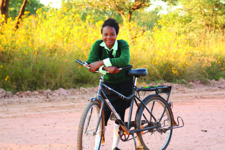 Für viele junge Menschen in Afrika bedeutet ein Fahrrad Zugang zu Bildung.