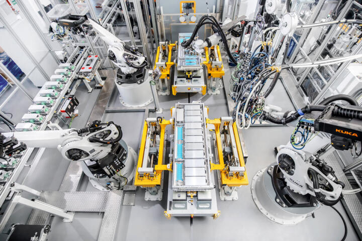 Antriebsbatterien sind das Herzstück eines E-Autos. Schon allein wegen des Gewichts der Stromspeicher ist eine Produktion ohne Roboter kaum zu realisieren