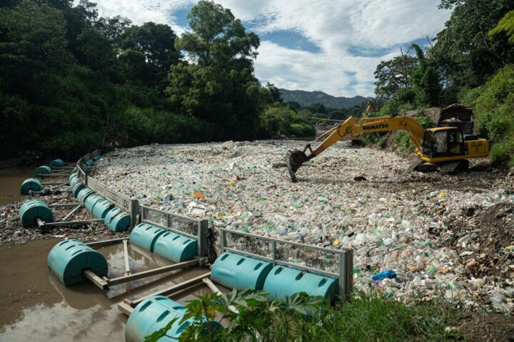 “The Ocean Cleanup” scoops garbage from the river Las Vacas in Guatemala