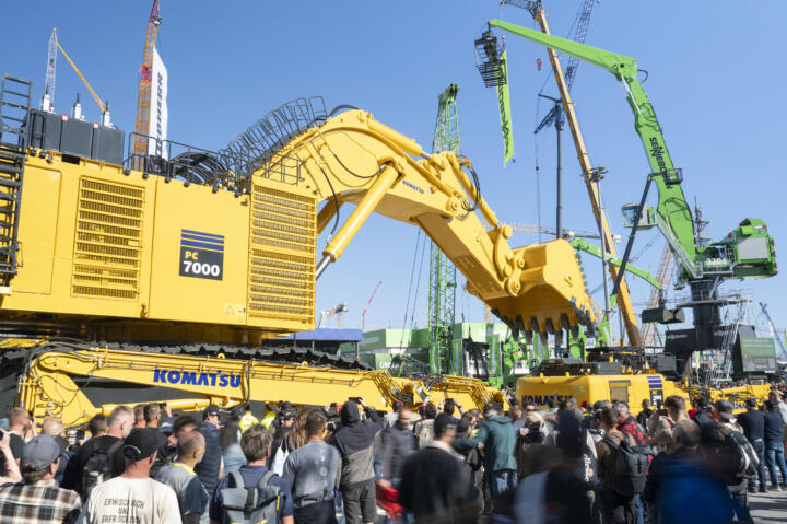 Der PC7000-11E von Komatsu – ein mehr als zehn Meter hoher Großhydraulikbagger, ...