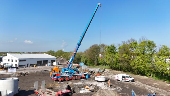 Dreh- und Angelpunkt der Strabag-Projektbaustelle: der Liebherr-Mobilkran mit E- ...