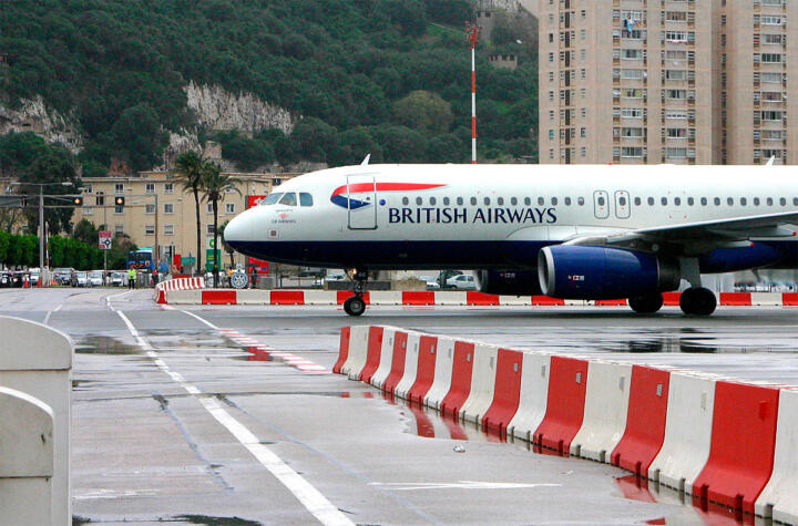 Gibraltar Wenn dort ein Passagierjet einschwebt oder abhebt, ist die britische K ...