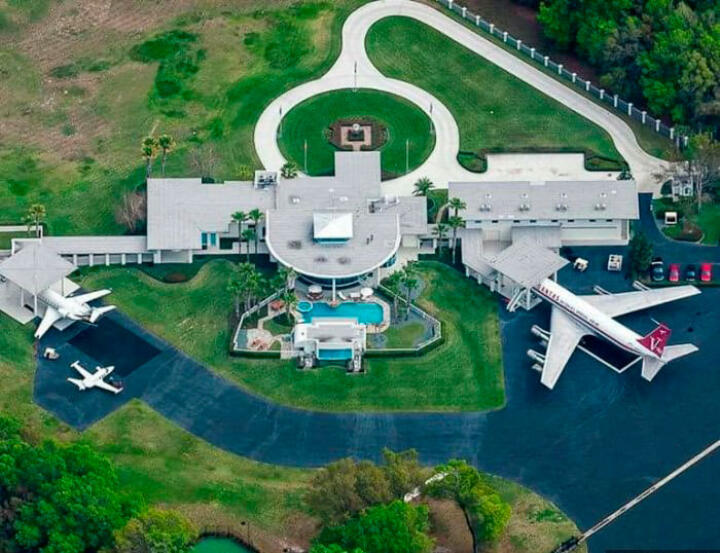 Jumbolair Airport – Hollywood star and hobby pilot John Travolta, like a few oth ...