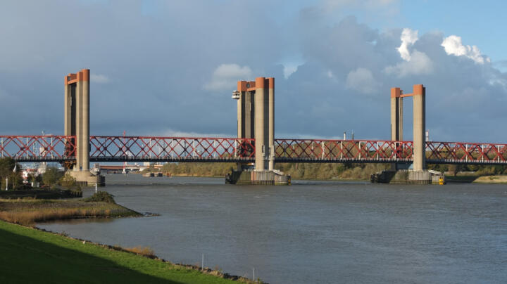 Oude Maas (NL)The Spijkenisse vertical lift bridge consists of four 100-meter (3 ...