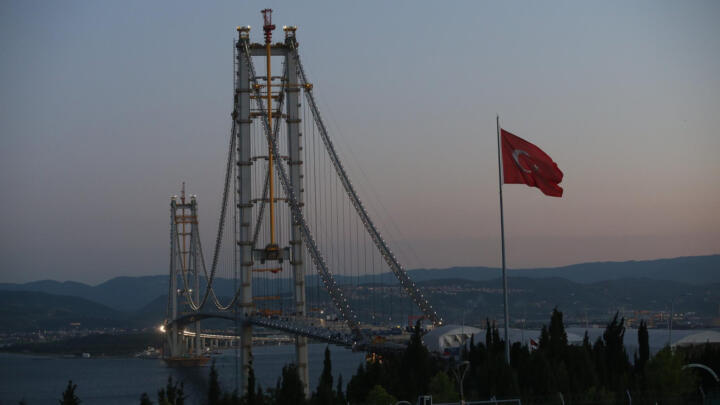 Izmir (TR)Die viertgrößte Hängebrücke der Welt überspannt das Marmara­meer im Go ...