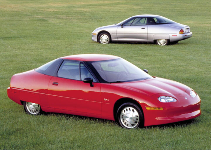 1997Zeitgleich mit dem späteren Hybrid-Bestseller Toyota Prius startet auch das ...